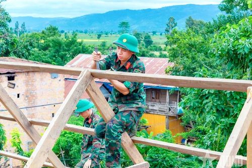 Quân dân Gia Lai chung sức dựng lại mái ấm cho đồng bào vùng thiên tai