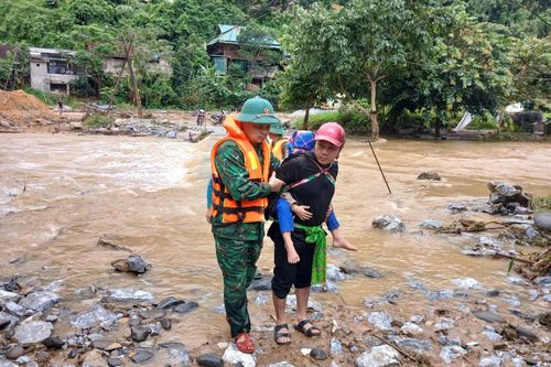 Chủ động giúp người dân ứng phó mưa lũ ở miền Tây Nghệ An
