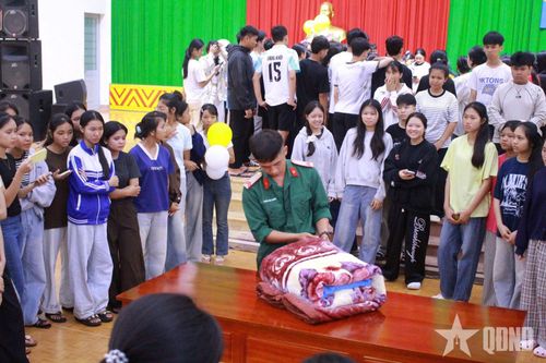 Đoàn cơ sở Trung đoàn 584 tuyên truyền, giáo dục pháp luật cho các em học sinh