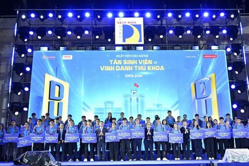 Trường Đại học Bách khoa Đà Nẵng trao 700 triệu đồng học bổng tại Ngày hội chào mừng tân sinh viên khóa 2026