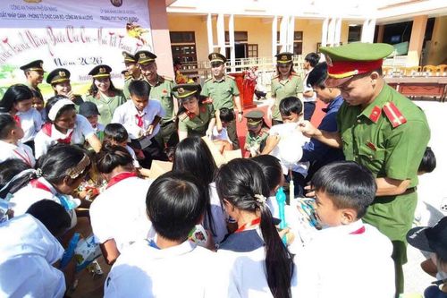Mang Trung thu ấm áp đến với trẻ em vùng cao xã Avương
