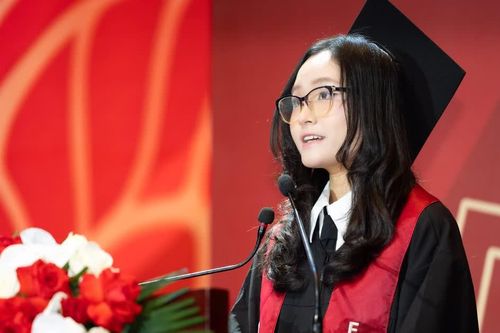 Nữ thủ khoa đại diện gần 1800 tân cử nhân FTU phát biểu tại lễ tốt nghiệp: Đừng nghĩ mình còn quá trẻ để bắt đầu