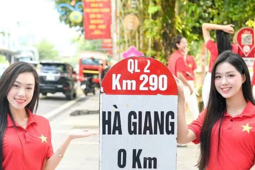 Thí sinh Hoa hậu Việt Nam diện áo cờ đỏ sao vàng, check-in tại cột mốc Km0