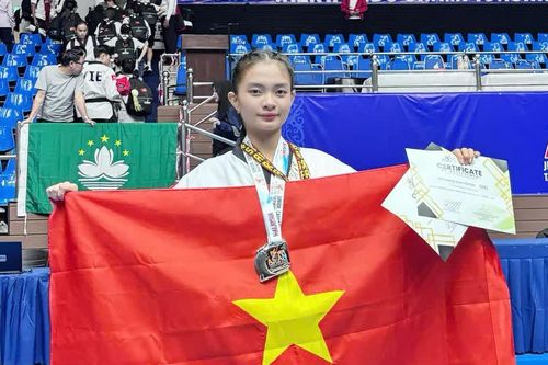 Tân sinh viên sư phạm với Huân chương Lao động hạng ba