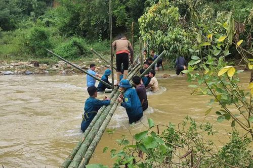 Mở đường tạm vào 2 bản bị cô lập do sạt lở ở Nghệ An