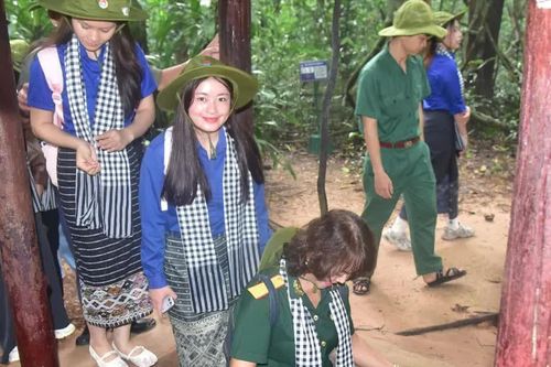 Sinh viên Lào, Campuchia tìm hiểu Khu di tích lịch sử địa đạo Củ Chi