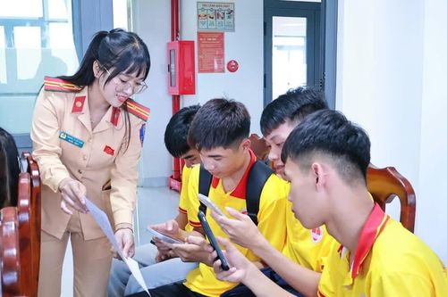 300 sinh viên học luật giao thông ngay trên sa hình