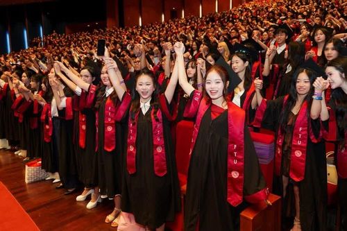 Hơn 1.700 tân cử nhân Trường Đại học Ngoại thương nhận bằng tốt nghiệp