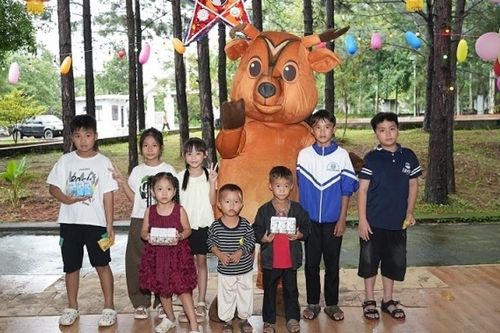 Tiếp sức đến trường cho con em lực lượng tuần tra bảo vệ rừng Vườn quốc gia Chư Yang Sin