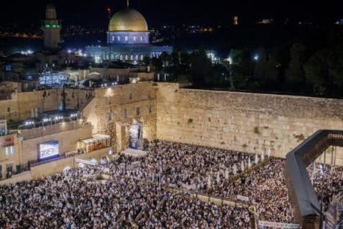 Thủ tướng Netanyahu cùng hàng nghìn người hướng về một địa điểm linh thiêng ở Jerusalem