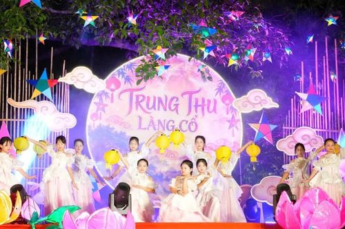Rộn ràng 'Đêm trăng làng cổ' tại Đường Lâm