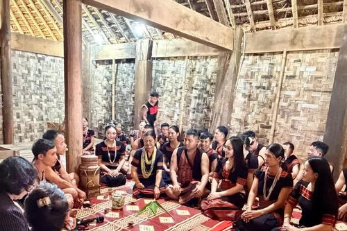 Tái hiện lễ hội mừng lúa mới của đồng bào Giẻ Triêng tại Làng Văn hóa