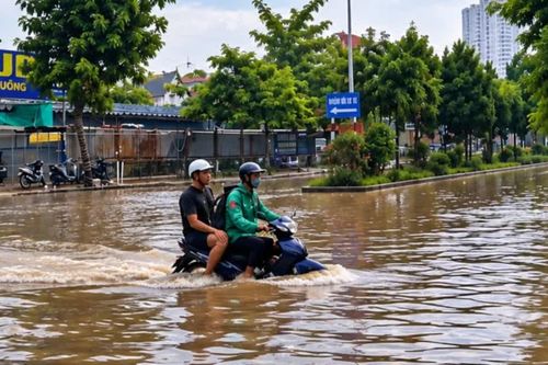 Nước vẫn bủa vây khu đô thị Vân Canh nhiều ngày sau mưa