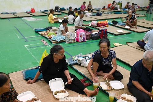 Bên trong điểm tránh trú của người dân vùng lũ sông Bùi