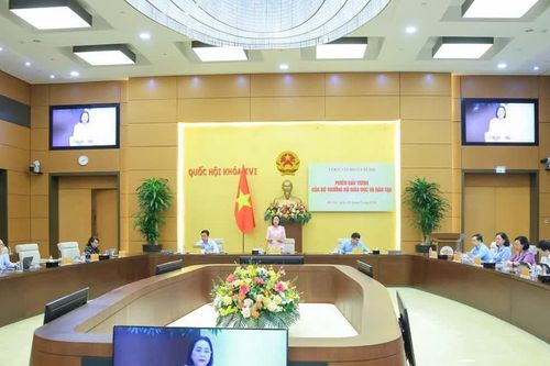 Bộ trưởng GD&ĐT giải trình chuyện gian lận thi tốt nghiệp và thiếu sách giáo khoa