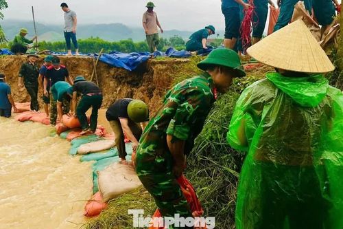 Hàng chục người đội mưa gia cố đập Khe Dứa
