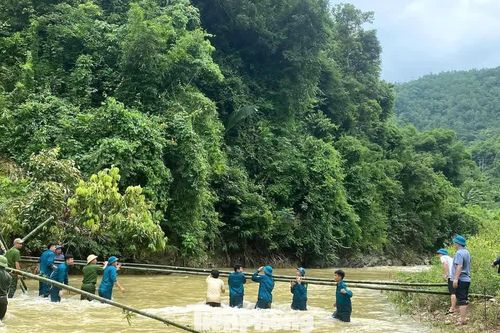 Sạt lở núi ở Nghệ An: Mở đường tạm tiếp cận hơn 1.000 người dân