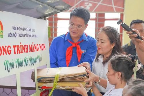 Khám sức khỏe, trao quà cho thiếu nhi Hà Tĩnh