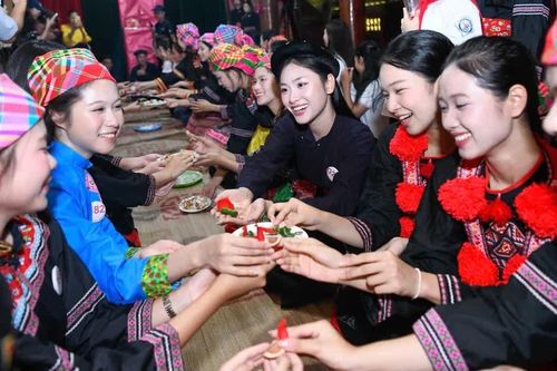 Đám cưới lạ của người Tày khiến 53 thí sinh Hoa hậu Việt Nam ngỡ ngàng