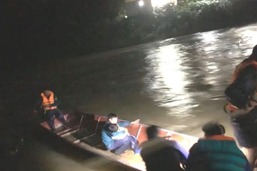 Vượt lũ trong đêm đưa học sinh co giật đi cấp cứu