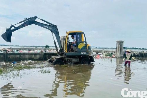 Thu dọn rác thải ngay sau lũ, phòng ngừa dịch bệnh