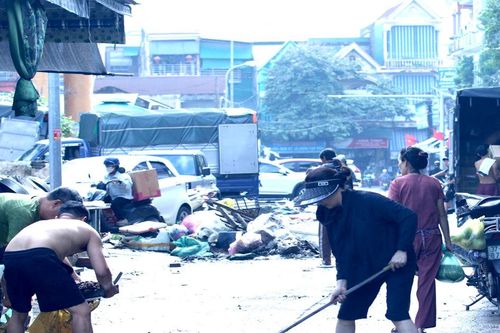 Tiểu thương chợ Vinh gượng dậy sau trận ngập