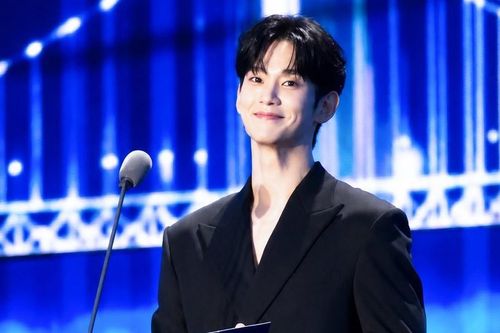 Kim Soo Hyun 'Nữ hoàng nước mắt' trao giải The Fact Music Awards 2026, fan phản ứng