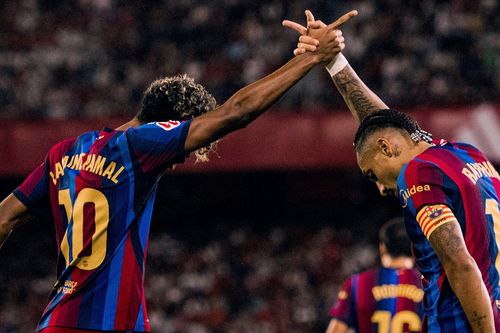 Raphinha lập hat-trick hoàn hảo, Barca thắng đẹp Sevilla