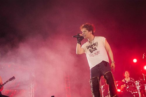 Màn kết hợp 'rung chuyển' nhà máy xe lửa Gia Lâm của Bức Tường và Rhyder
