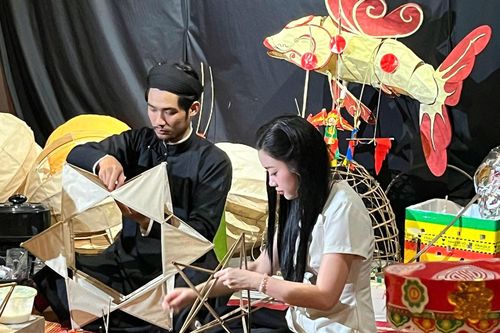 Kỹ thuật làm đèn Trung thu cổ truyền bất ngờ tái sinh nhờ bàn tay Gen Z
