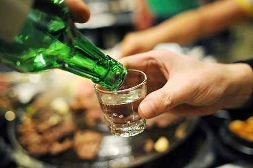 Phó giáo sư cảnh báo thói quen 'uống một chén mỗi tối cho dễ ngủ'