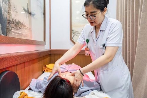 Người trẻ sáng đi làm, tối tranh thủ chữa bệnh
