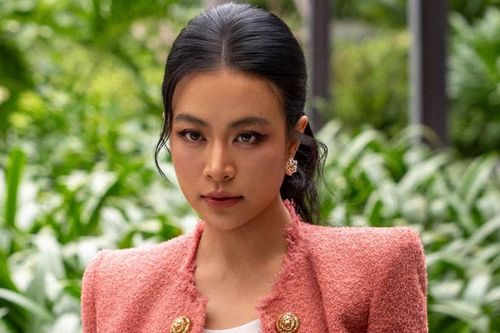 PGS.TS Tân Nhàn làm duyên, ca sĩ Hoàng Thùy Linh trở lại xinh đẹp