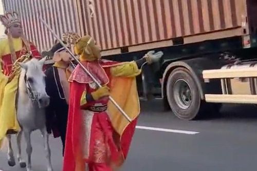 Clip nhóm người hóa trang 'thầy trò Đường Tăng' cưỡi ngựa, đi bộ trên làn ô tô