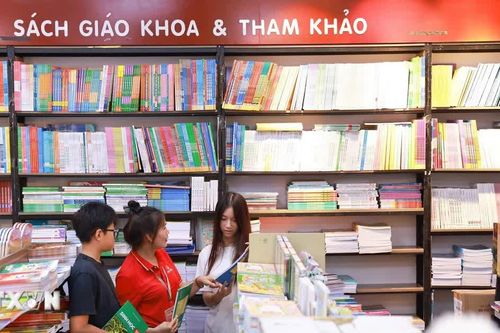 Tập trung xử lý việc thiếu sách giáo khoa, triển khai giáo dục AI