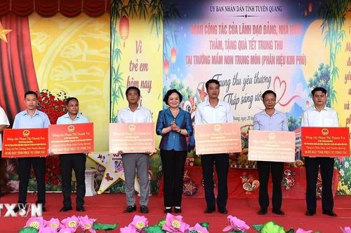 Phó Thủ tướng Phạm Thị Thanh Trà vui Trung Thu cùng thiếu nhi Tuyên Quang