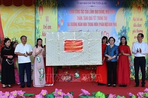 Phó Thủ tướng Phạm Thị Thanh Trà vui Trung thu cùng thiếu nhi Tuyên Quang