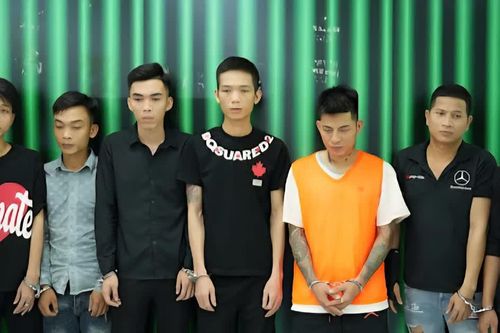 Tạm giữ 7 đối tượng trong vụ ô tô tông vào nhóm người tại phường Chợ Quán