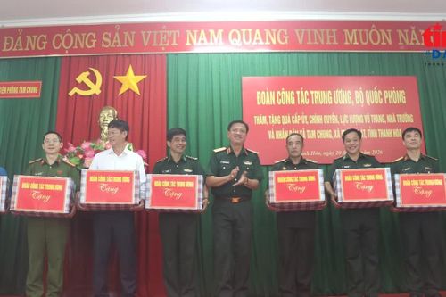 Bộ đội Biên phòng tận tụy, hết lòng bám bản, giúp đỡ nhân dân