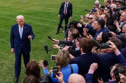 Donald Trump cấm ba hãng truyền thông lớn vào Nhà Trắng