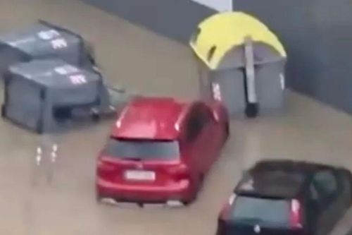 Mưa lớn trút xuống điểm du lịch nổi tiếng Tây Ban Nha, đường phố bất ngờ biến thành sông