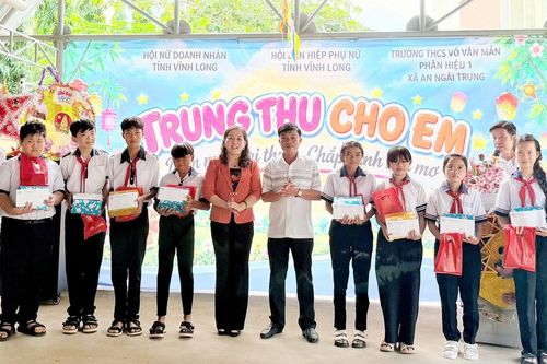 Ấm áp chương trình 'Trung thu cho em' tại Vĩnh Long
