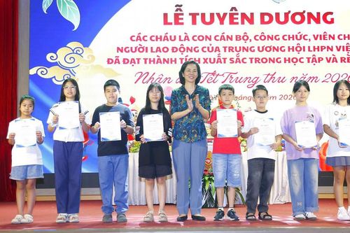 TƯ Hội LHPN Việt Nam vui đón Tết Trung thu 2026 và tuyên dương khen thưởng đầu năm học mới