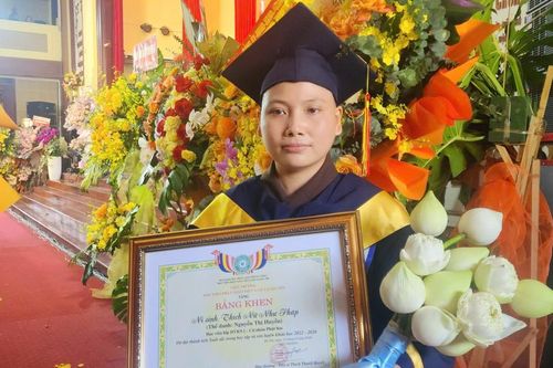 Sư cô Thủ khoa Học viện Phật giáo Việt Nam: Dùng công nghệ số lan tỏa Phật pháp