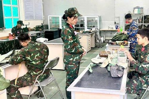Nữ giảng viên Trường sĩ quan phòng hóa trí tuệ, bản lĩnh, tận tâm