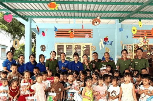 Trung thu ấm áp với trẻ em vùng cao