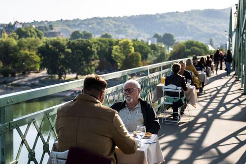 Bữa sáng đặc biệt trên cây cầu lịch sử nối Hungary và Slovakia