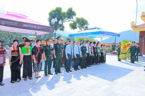 Đoàn đại biểu tỉnh Thanh Hóa dâng hương tưởng niệm các Anh hùng liệt sĩ tại Mường Lát