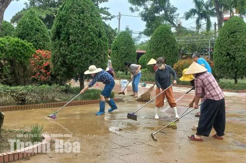Khẩn trương vệ sinh trường lớp, sẵn sàng đón học sinh trở lại sau mưa lũ