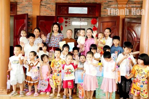 Trao quà Trung thu, nhận đỡ đầu trẻ mồ côi có hoàn cảnh khó khăn